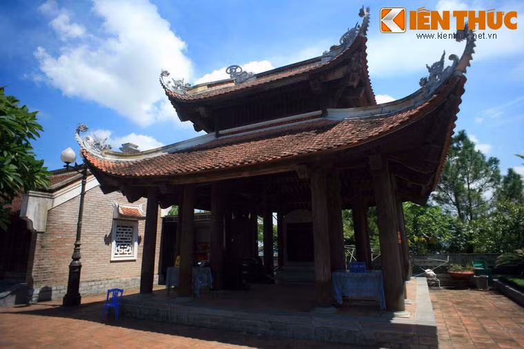 Hai bên bình phong có hai nhà bia, nhà phía bên trái khắc bài “Công trạng vua Quang Trung”, nhà bia bên phải khắc bài “Chủ tịch Hồ Chí Minh viết về Hoàng đế Quang Trung”, nối tiếp là nhà tả vu, hữu vu.