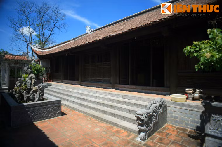 Cả 3 nhà đều được làm bằng gỗ lim, chạm khắc họa tiết theo phong cách thời Nguyễn.