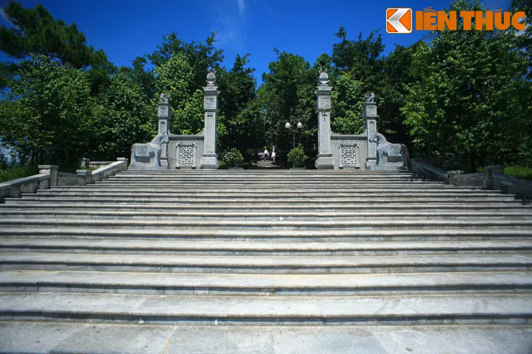 Ấn tượng đầu tiên về ngôi đền là 81 bậc tam cấp bằng đá dẫn lên cổng đền.