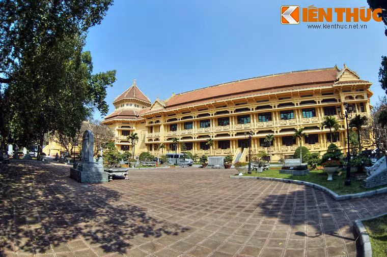 Tại tòa nhà Bảo tàng Louis Finot, dấu ấn của kiến trúc phương Tây dễ nhận ra qua những khối nhà lớn có hai tầng, kết nối với nhau thành một chỉnh thể bề thế.