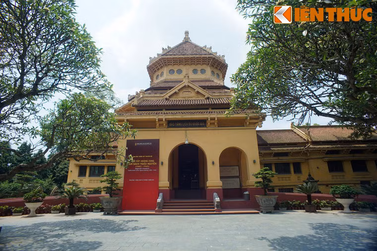 Kiến trúc theo phong cách Đông Dương là những công trình có cấu trúc mặt bằng, hình khối hoàn toàn theo kiểu Pháp thịnh hành lúc bấy giờ, nhưng đã có sự tìm tòi, biến đổi về mặt không gian và cấu tạo kiến trúc.