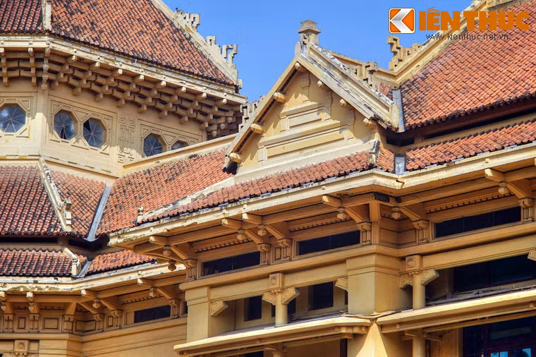 Trong khi đó, dấu ấn phương Đông được thể hiện qua từng chi tiết kiến trúc nhỏ như các họa tiết trang trí mái, cửa sổ, ban công...