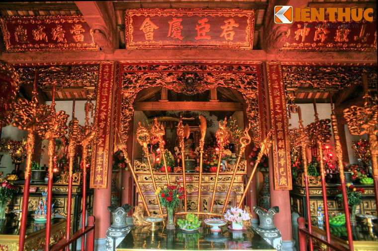 Theo quan niệm của người xưa, binh pháp bát bửu là vật phẩm tượng trưng cho sức mạnh và quyền lực, được bày trong các cơ sở thờ tự khi cần thể hiện sự uy nghi, trang nghiêm. Tám vũ khí trong binh pháp bát bửu gồm mâu, đao, thương, chấp, kính, chùy, trượng, mác.