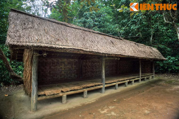 Các công trình khác gồm trạm gác tiền tiêu, lán ngủ điện báo viên, hầm tổng đài điện thoại, lán làm việc của Ban Thông tin...