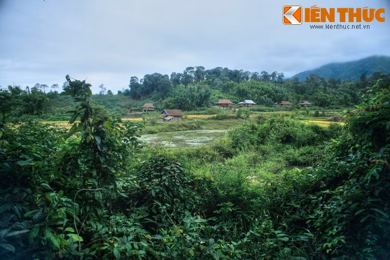 Bên cạnh giá trị lịch sử, đến với Mường Phăng, du khách còn được thưởng ngoạn phong cảnh thiên nhiên tươi đẹp, khí hậu mát mẻ, trong lành cũng như được tìm hiểu những nét văn hóa truyền thống của đồng bào dân tộc Thái trong vùng.