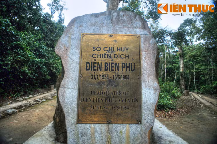 Khu di tích tọa lạc trong thảm rừng nguyên sinh dưới chân núi Pú Đồn, thuộc xã Mường Phăng, huyện Điện Biên. Đây là nơi đặt Sở chỉ huy Chiến dịch Điện Biên Phủ trong 105 ngày, từ 31/1/1954 đến 15/5/1954.