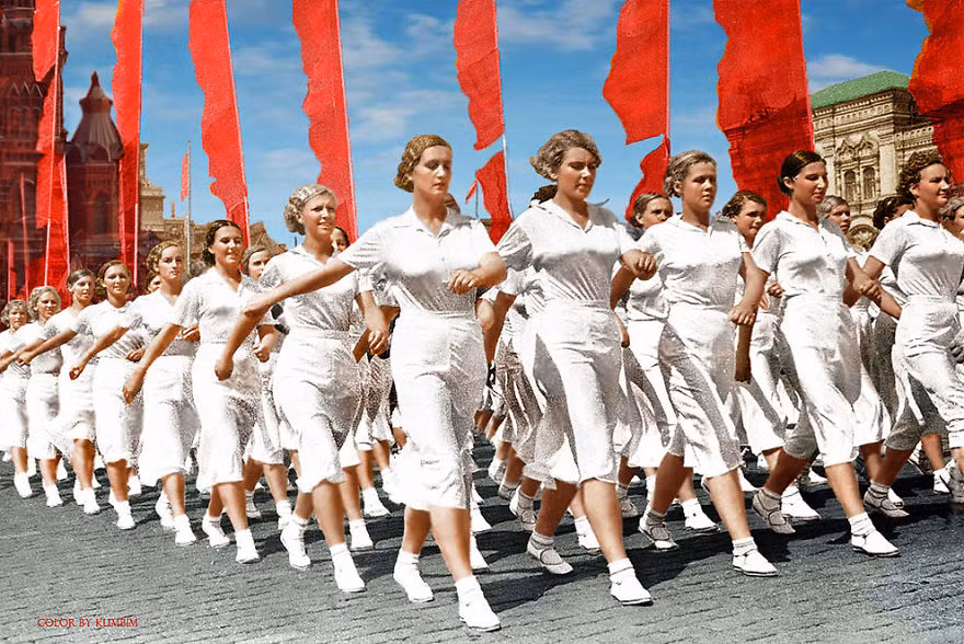 Vận động viên Xô Viết diễu hành trên Quảng trường Đỏ ở Moscow năm 1937.