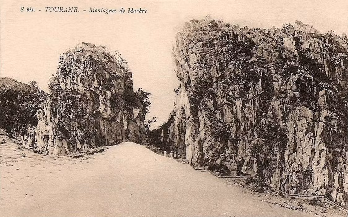 Cảnh quan kỳ vĩ của những vách núi dựng đứng.