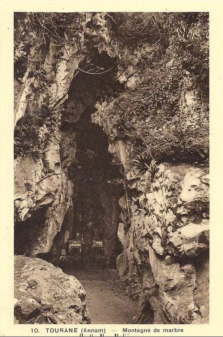 Động Hoa Nghiêm, hang động phía ngoài động Huyền Không.