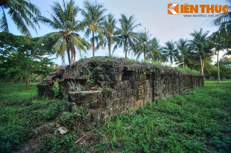 Quanh nhà lao, có bốn bức tường vây quanh, tường phía Bắc dựa vào thành lớn của Thành cổ, các bức tường còn lại, cao khoảng bốn mét, bên trên tường cắm dày đặc mảnh chai tua tủa sắc nhọn. Bốn góc nhà lao đều có vọng gác, đêm đêm đèn pha sáng rực quét dọc tường nhà lao.