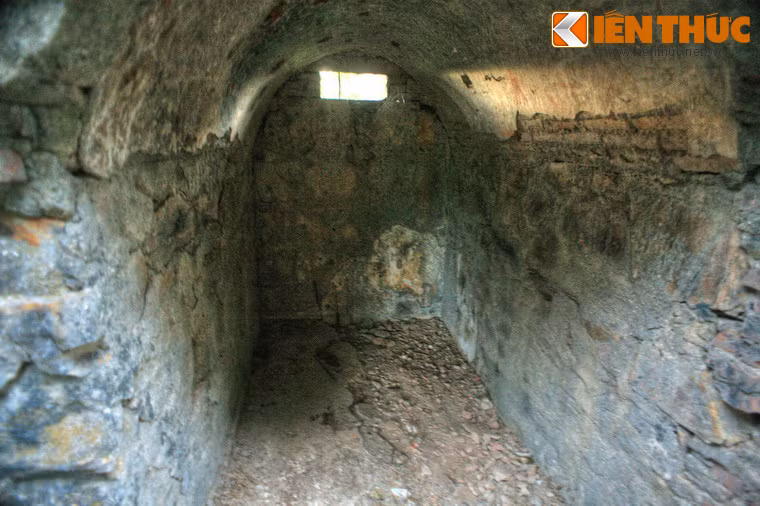 Pháp đã cho xây dựng thêm tại đây một hệ thống nhà tù, mở rộng và kiên cố hoá khu lao xá để làm nơi giam giữ những người yêu nước, các chiến sĩ cách mạng trong tỉnh và khu vực.