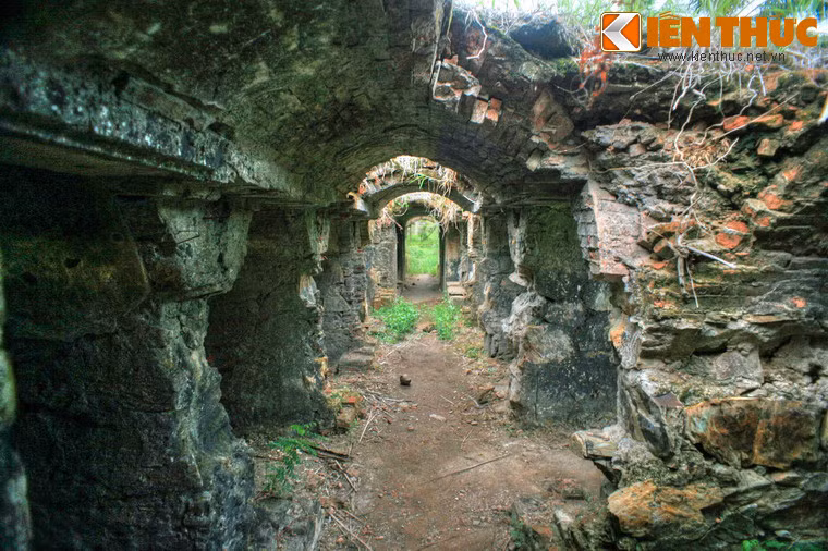 Trong suốt thời gian đô hộ và thống trị của thực dân Pháp, thành Cổ Quảng Trị là trung tâm đầu não của bộ máy cai trị cấp tỉnh của Quảng Trị. Tòa thành đã được quân đội Pháp chọn làm một trong những cứ điểm quan trọng của hệ thống đồn quân sự.