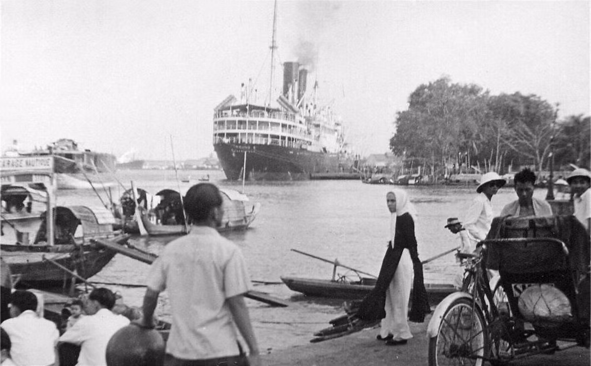 Tàu Athos II nổi tiếng của hãng tàu biển Messageries Maritimes tại bến Nhà Rồng, Sài Gòn thập niên 1950.