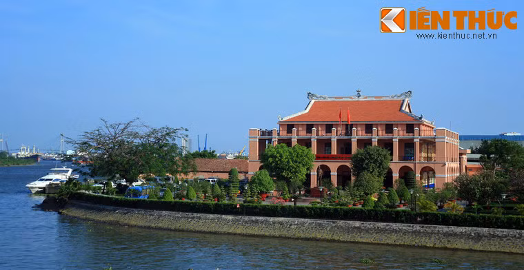 Từ thế kỷ 19, khu vực Bến Nhà Rồng đã là một thương cảng sầm uất của Sài Gòn. Khu Nhà Rồng được Công ty vận tải đường biển Pháp xây dựng từ năm 1863 để làm nơi ở cho viên Tổng quản lý và nơi bán vé tàu.