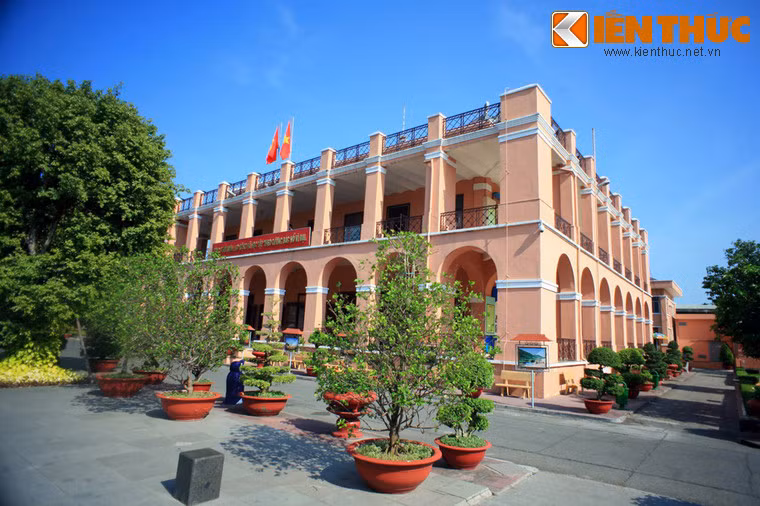 Sau khi người Pháp thất bại ở Đông Dương năm 1954, Bến Nhà Rồng được tu sửa lại và trang trí hình rồng trên đỉnh mái được thay đổi hướng ra ngoài. Cho tới trước năm 1975, Nhà Rồng vẫn được sử dụng như một kiến trúc công trình phục vụ cảng đường thủy của chính quyền Sài Gòn.