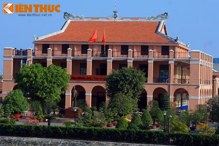 Tòa nhà được xây theo lối kiến trúc phương Tây nhưng trên nóc nhà gắn hai con rồng theo mô típ "lưỡng long chầu nguyệt", một kiểu trang trí quen thuộc của đền chùa Việt Nam. Sự cải biên ở đây là hình ảnh trái châu ở giữa được thay bằng phù hiệu công ty. Do có hình tượng hai con rồng mà giới bình dân gọi đây là Nhà Rồng.