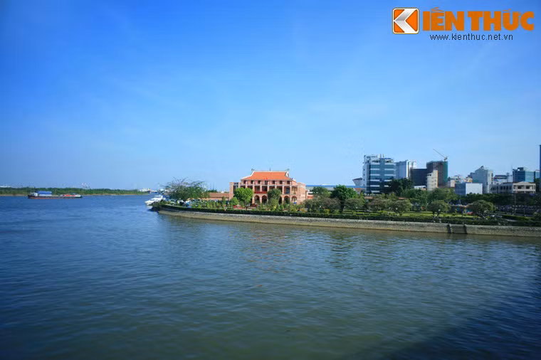 Nằm ở cửa ngõ sông Sài Gòn thuộc khu vực quận 4 TP HCM, Bến Nhà Rồng là một địa danh lịch sử của mảnh đất Sài Gòn xưa. Di tích này gắn với sự kiện người thanh niên Nguyễn Tất Thành xuống con tàu Amiral Latouche Tréville để ra đi tìm đường cứu nước vào ngày 5/6/1911.