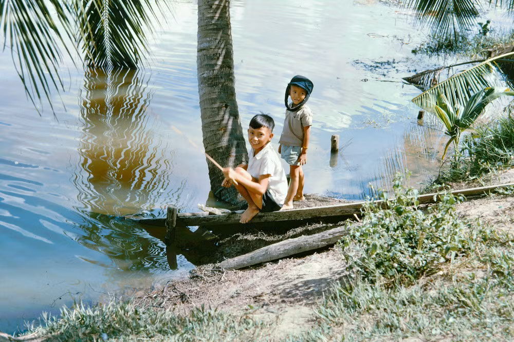 Cậu bé câu cá.