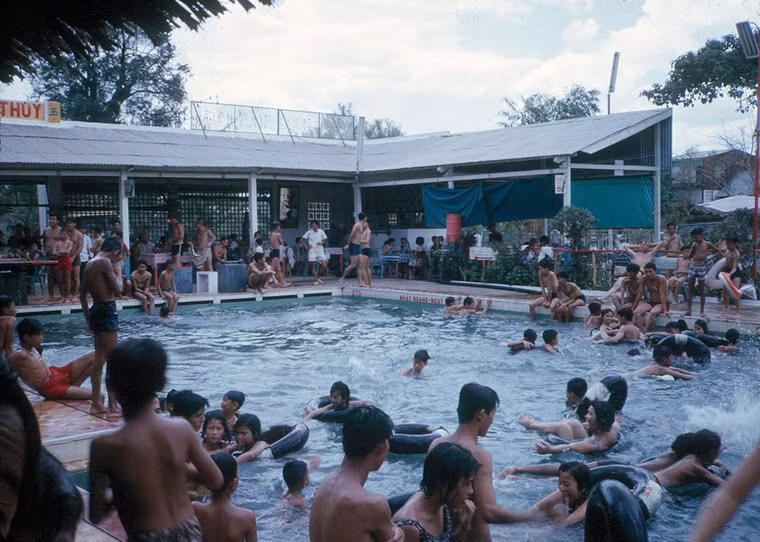 Cảnh nhộn nhịp ở hồ bơi trong một ngày nóng bức.