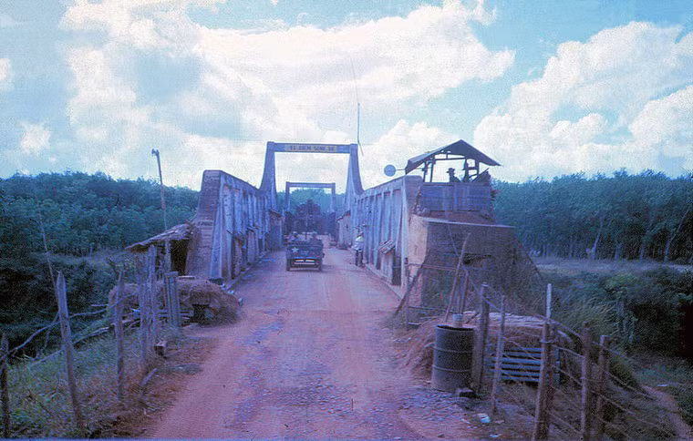 Cầu Phước Hòa cũ ở Phú Giáo, Bình Dương năm 1965.
