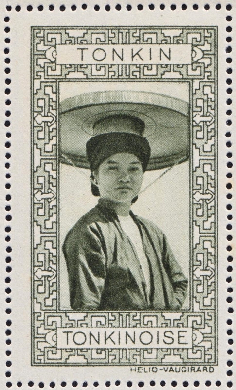 Phụ nữ miền Bắc trong trang phục truyền thống.