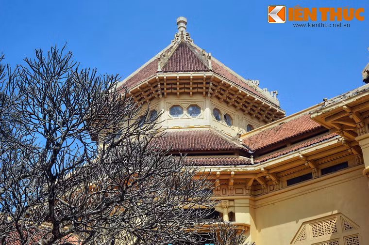 Theo phong cách này, công trình có cấu trúc mặt bằng theo kiểu Pháp thịnh hành, nhưng có sự tìm tòi, biến đổi về mặt không gian và cấu tạo kiến trúc, sử dụng những hình thức và chi tiết kiến trúc truyền thống Việt Nam trong việc tạo nên các bộ mái, hoạ tiết trang trí...