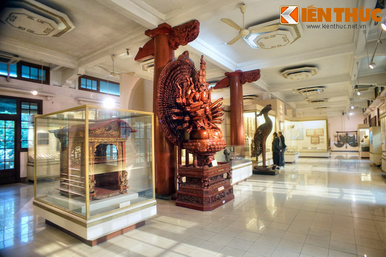 Bốn phần trọng tâm trưng bày ở nơi đây là Việt Nam thời tiền sử; Từ thời dựng nước đầu tiên đến triều Trần; Việt Nam từ triều Hồ đến Cách mạng tháng Tám năm 1945; Phòng trưng bày sưu tập điêu khắc đá Chăm Pa.