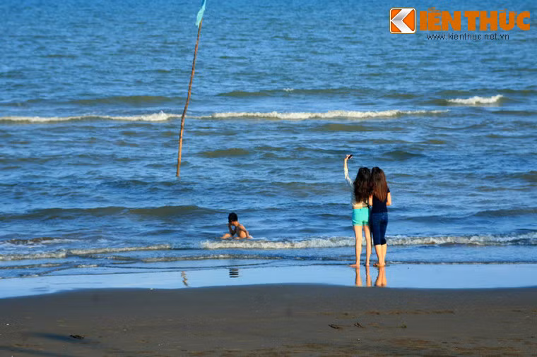 Vào thời Pháp thuộc, do nhận thấy vùng biển Ba Động có điều kiện tự nhiên lý tưởng, người Pháp đã cho xây dựng ở nơi đây một khu nghỉ mát sang trọng.