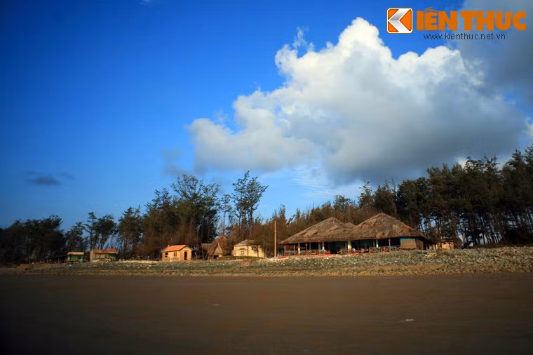 Nơi đây hấp dẫn du khách bởi những bãi cát mịn trải dài, nước biển trong cùng những hàng phi lao xanh rì ngày đêm rì rào cùng sóng biển.