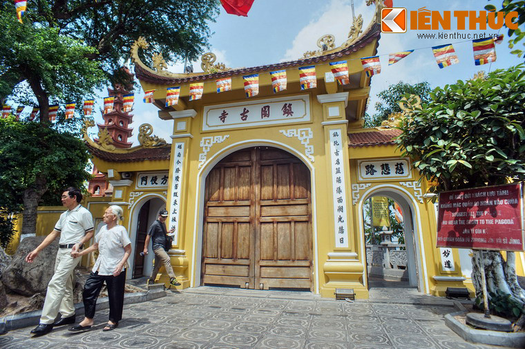 Đến đời Lê Thái Tông (1440 – 1442), chùa được gọi là chùa An Quốc. Đến thời Lê Kinh Tông (1600 – 1618) chùa được dời vào một hòn đảo nhỏ trong hồ Tây gọi là Kim Ngư (đảo cá Vàng), là địa điểm hiện tại. Vào đời vua Lê Hy Tông (1675 - 1705), chùa đổi tên thành chùa Trấn Quốc.