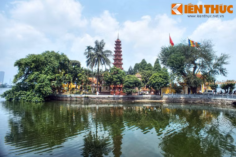 1. Nằm trên một hòn đảo phía Đông hồ Tây, chùa Trấn Quốc được coi là ngôi chùa lâu đời nhất Hà Nội. Chùa được xây từ thời Lý Nam Đế (541 – 547) với tên là Khai Quốc trên một bãi đất cạnh sông Hồng. Vào thời Lý - Trần, chùa là trung tâm Phật giáo của Thăng Long.