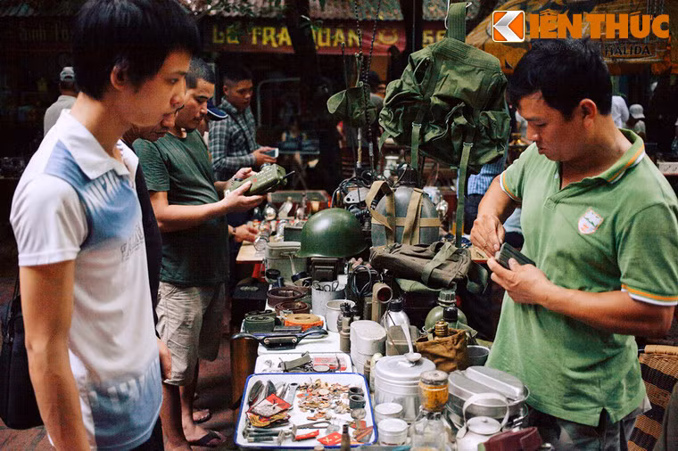 Chợ quy tụ khoảng trên 40 gian hàng khuôn viên rộng 400m2 của Lư Trà Quán - một địa điểm thưởng trà nổi tiếng đất Hà Thành.