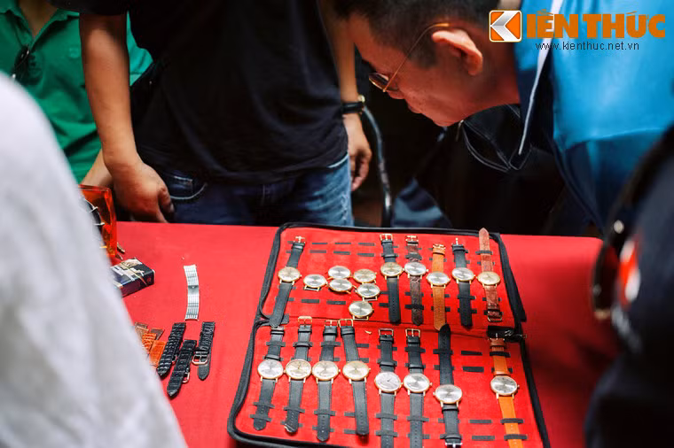 Nhìn chung, phiên chợ đồ xưa này không nặng tính chất thương mại mà là nơi gặp gỡ, giao lưu của những người yêu thích cổ vật.