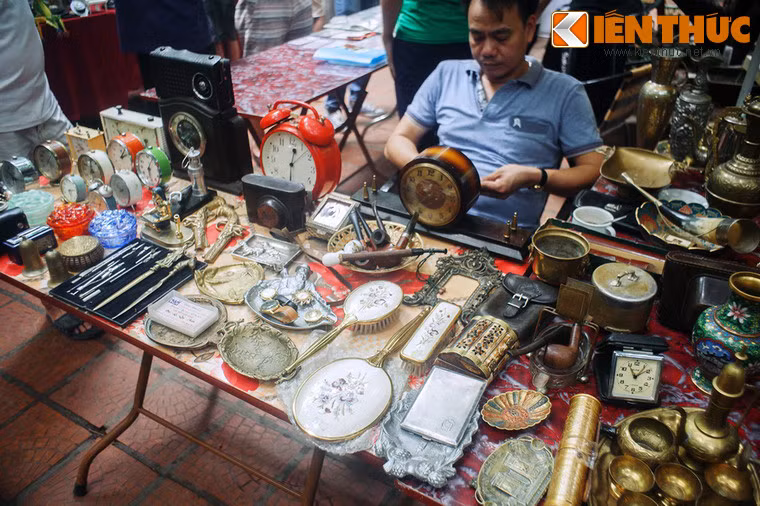 Đồ xưa ở nơi đây rất đa dạng về chủng loại, niên đại và xuất xứ.