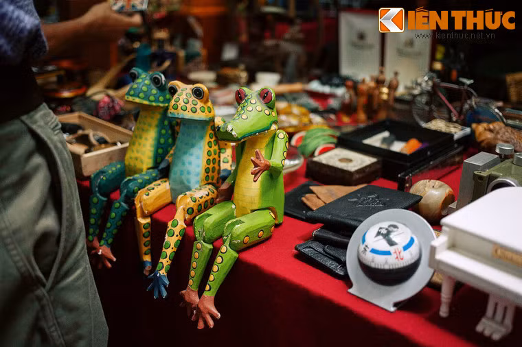 Có thể nói, chợ đồ xưa 456 Hoàng Hoa Thám là một địa điểm văn hóa lý thú, đáng để ghé thăm ở Hà Nội dịp cuối tuần.