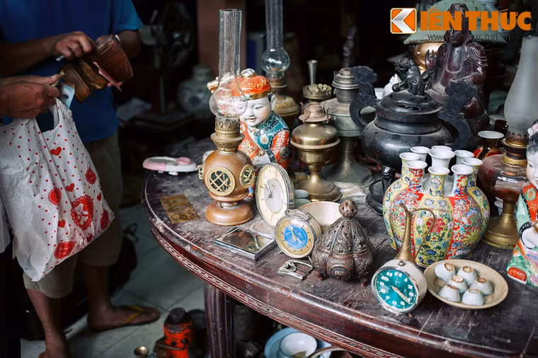 Niên đại của các món đồ dao động từ khoảng chục năm cho đến hàng thế kỷ.