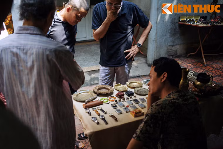 Nhiều người đến chợ để săn những món đồ hiếm, nhưng cũng có người tới đây chỉ để hồi tưởng về một thời đã qua thông qua những món đồ mang đậm dấu ấn thời gian.