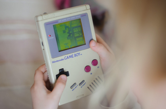 Trò chơi "Tetris" được phát minh ở Nga. Bốn mươi năm trước, Alexei Pazhitnov, một lập trình viên tại Trung tâm máy tính của Viện Hàn lâm khoa học Liên Xô, đã phát minh ra một trò chơi cho máy tính cá nhân 'Electronics-60' dựa trên pentominoes. Đây là cách Tetris xuất hiện. Đầu tiên nó được chơi ở Liên Xô và sau đó trên toàn thế giới.