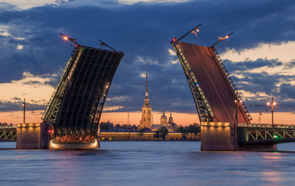 Thành phố St. Petersburg của nước Nga có nhiều cầu hơn cả Venice. Theo RBTH, thành phố này có khoảng 800 cây cầu, bao gồm cả cầu dành cho người đi bộ. Trong khi đó, Venice chỉ có 472 cây cầu. (Nguồn ảnh: RBTH)