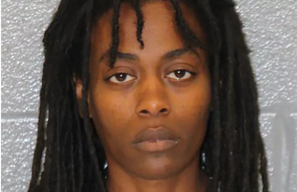 Con gai tu vong vi me bo lai trong o to giua nang nong