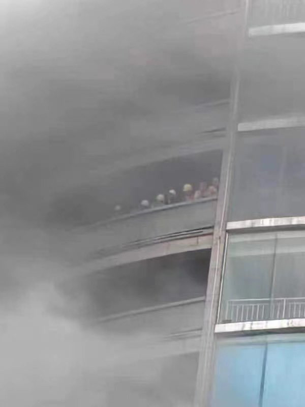 Hiện trường cháy trung tâm thương mại ở Trung Quốc, nhiều người chết - Hình 2 Hien truong chay trung tam thuong mai o Trung Quoc, nhieu nguoi chet-Hinh-2