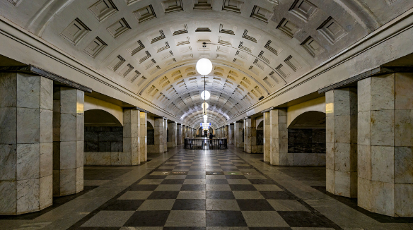 Nhà ga Okhotny Ryad đã đổi tên bốn lần. Nhà ga mở cửa vào năm 1935 và hai mươi năm sau, nhà ga được đổi tên lần đầu tiên - thành 'Kaganovicha'. Từ năm 1957 đến năm 1961, nhà ga hoạt động dưới tên đầu tiên của nó, cho đến năm 1961, nhà ga đổi thành 'Prospect Marx'. Đến năm 1990, chính quyền thành phố mới trả lại tên lịch sử của nhà ga.