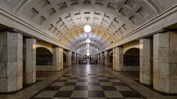 Nhà ga Okhotny Ryad đã đổi tên bốn lần. Nhà ga mở cửa vào năm 1935 và hai mươi năm sau, nhà ga được đổi tên lần đầu tiên - thành 'Kaganovicha'. Từ năm 1957 đến năm 1961, nhà ga hoạt động dưới tên đầu tiên của nó, cho đến năm 1961, nhà ga đổi thành 'Prospect Marx'. Đến năm 1990, chính quyền thành phố mới trả lại tên lịch sử của nhà ga.