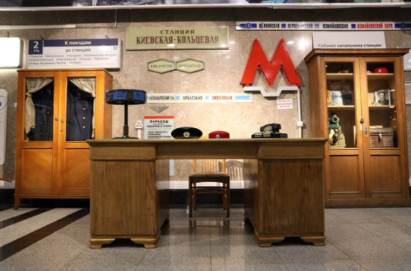 Tàu điện ngầm Moscow có các nhà ga với các quán cà phê, không gian triển lãm và thậm chí là một bảo tàng. Ở tầng thứ hai của sảnh ga Vystavochnaya, bạn có thể thấy nhiều vật phẩm, tài liệu lưu trữ và ảnh liên quan đến việc xây dựng ga tàu điện ngầm này.