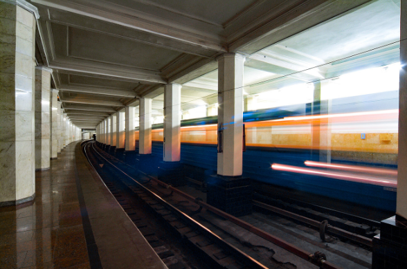 Alexandrovsky Sad là nhà ga cong nhất với sân ga uốn cong 750 mét.