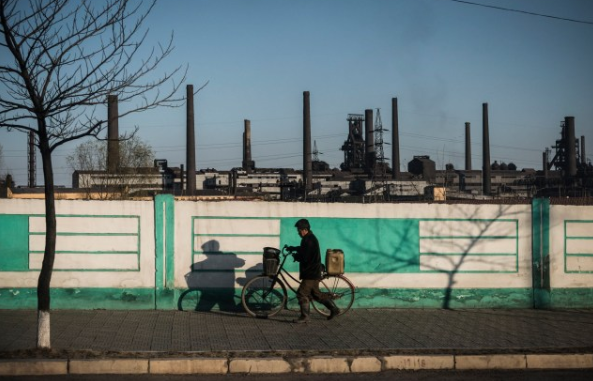 Một người dân chở hàng bằng xe đạp.