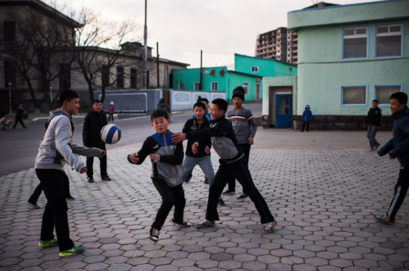 Các em nhỏ chơi đùa với nhau.