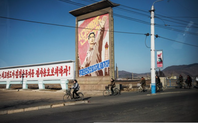 Các tấm áp phích tuyên truyền hiện diện trên khắp Triều Tiên.