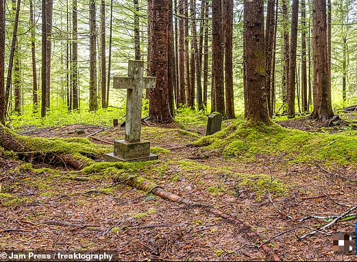 Dave nói rằng một trong những nơi "rùng rợn" nhất của Anyox là nghĩa trang.