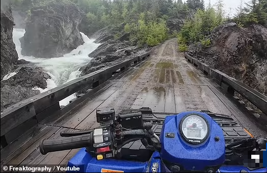 Để di chuyển quanh khu vực rộng lớn này, họ sử dụng xe địa hình ATV.